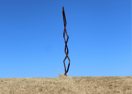Eine Reihe von monumentalen Steinkunstwerken erstreckt sich über ein weites Feld im St. Wendeler Land