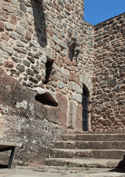 Vorbei an alten Mauern zum Treppenaufgang der Burg