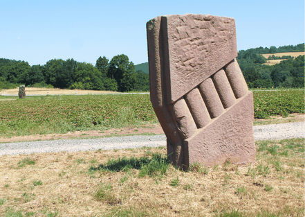 Eine imposante Steinskulptur auf einem Feldhügel im St. Wendeler Land