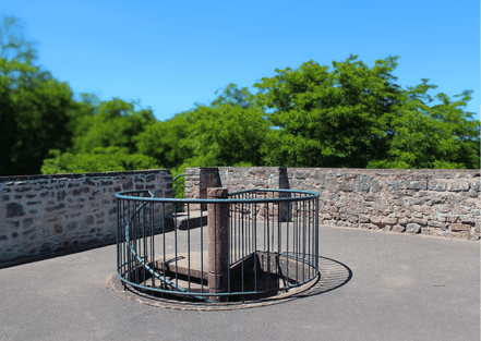 Wendeltreppe, die in ein Gewölbe führt
