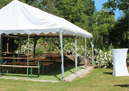 Pavillon vor dem Vereinshaus mit Stehtisch