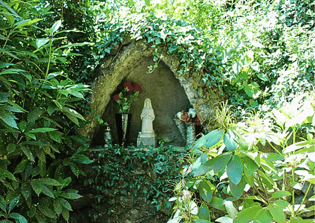 Ein Ort der Stille: Die von Bäumen umgebene religiöse Gedenkstätte Mariengrotte Felsberg bei Saarlouis -  Treffpunkt-Saarland