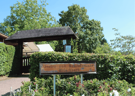 Der Holzeingang vor dem Garten der Rosenfreunde aus Welschbach