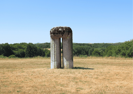 Eine abstrakte Skulptur vor einem saarländischen Mischwald