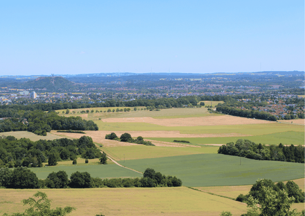 Panorama-Aussicht auf das weite und grüne Saartal