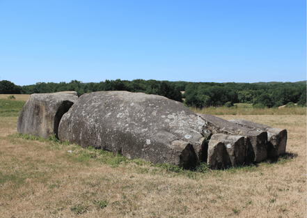 Die Straße der Skulpturen im Saarland mit einem Kunstwerk auf einem grünen Feldweg unter strahlend blauem Sommerhimmel
