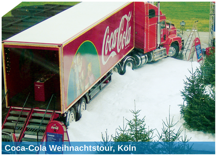 Der Coca-Cola Weihnachtstruck mit weisser Schneelandschaft. Schneeproduktion mit der SnowBOX Technologie