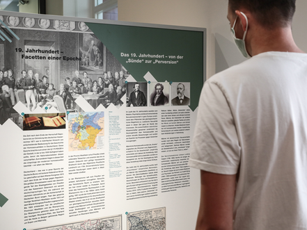 Bild: Ein Besucher in der Ausstellung