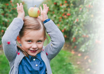 Kind mit Apfel auf dem Kopf