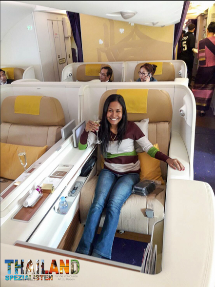 Thaifrau fliegt Firsclass in der Thai Airways. Thailänderinnen lieben Luxus und Gold. Es wird auch erwartet, wenn Thais mit einem oder einer Ausländer(in) zusammen sind. Nach der Heirat hört das Verhalten der Goldgräberin meist auf.