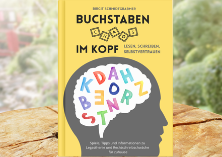 Buchcover Buchstaben-Chaos im Kopf: gelbes Cover mit einem Kopf darauf. Im Gehirn sind viele bunte Buchstaben durcheinander.