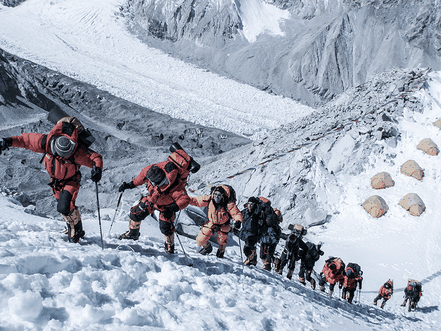 Eine Gruppe von Bergsteigern kurz nach dem Basislager am verscheiten Hang des Cho-Oyu 