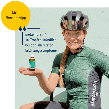 Eine Frau in sportlicher Radbekleidung und Helm hält eine Flasche metavirulent in der Hand. Links daneben steht der Text: „So nehme ich metavirulent: 10 Tropfen stündlich bei den allerersten Erkältungssymptomen.“