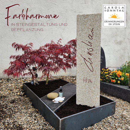 Eine helle Steinstele mit dem Schriftzug Christian steht in einem Metallrahmen mit eingelegtem Asphaltstück