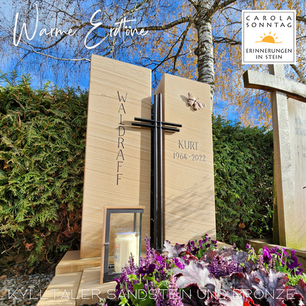 Urnengrab aus Sandstein mit Bronzekreuz
