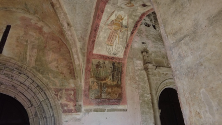Bild: Fresken in der Vorhalle der Église Notre-Dame de Tramesaygues in Audressein