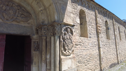 Bild: Portal der Église Saint-Aventin-de-Larbouste in Saint-Aventin