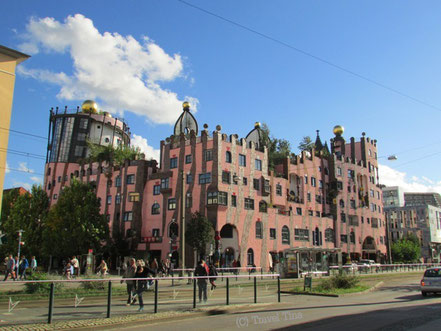 Das Hundertwasserhaus in Magdeburg in seiner ganzen Pracht.