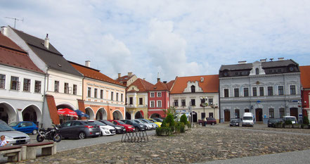 Der Marktplatz von Kadan mit dem Bankgebäude