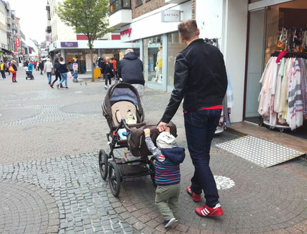 Mit seinen Schuhen lief Junior dann durch gefühlt ganz Euskirchen.