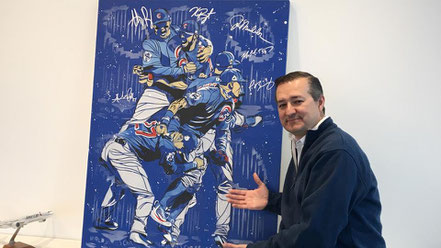 Nella foto Tom Ricketts accanto ad un disegno di Matt Szczur, artista e outfielder dei Cubs per quattro anni