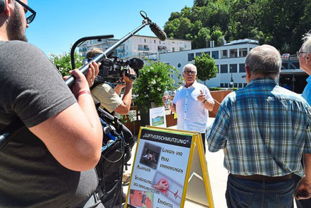 Norbert Majer gibt vor der Verhandlung seiner Klage gegen den erhöhten Einsatz von Ersatzbrennstoffen im Holcim-Werk ein Interview. Vertreter des Vereins NUZ, die nach Sigmaringen gekommen sind, hören ihm zu. Foto: Visel