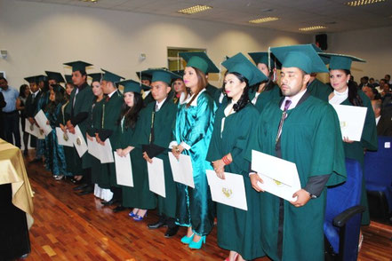 Graduados en hotelería y turismo por la Uleam, durante la ceremonia de incorporación en el auditórium de la Facultad. Manta, Ecuador.