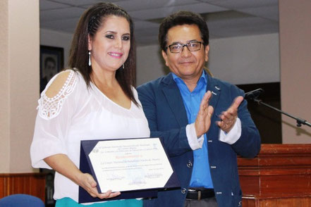 Nancy Muñoz, presidenta de la Unión Nacional de Periodistas cantonal y el alcalde Jorge Zambrano Cedeño. Manta, Ecuador.