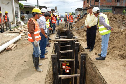 Alcantarillado sanitario en construcción en la ciudad de Paján, provincia de Manabí, Ecuador.