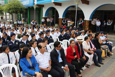 Invitados a la Hora Cívica municipal del día lunes 20 de octubre de 2014 para celebrar el día en que Manta se convirtió en cantón. Manta, Ecuador.