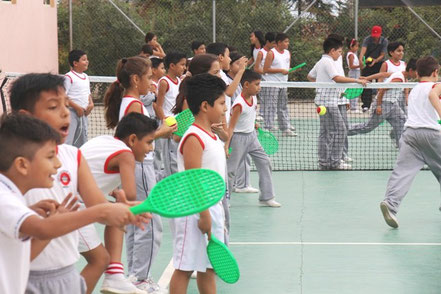 Alumnos de la Unidad Educativa María Montesori, durante un entrenamiento de tenis. Manta, Ecuador.