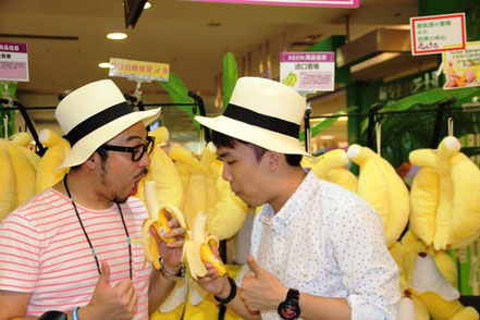 Dos presentadores de televisión degustan en público el banano procedente de Ecuador. Cantón, China.