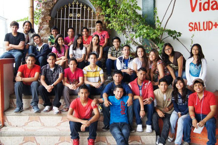 Estudiantes salesianos de la Unidad Educativa San José, sede de una jornada familiar para reflexionar sobre la convivencia moderna. Manta, Ecuador.