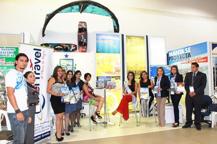 Stand de Manta en la FITE 2013 de Guayaquil. Promotores turísticos y la reina cantonal.
