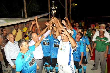 Jugadores del equipo de indorfútbol "La Papaya" celebran el campeonato alcanzado. A ellos se unió el alcalde, Deyton Alcívar. San Antonio, Chone - Ecuador.