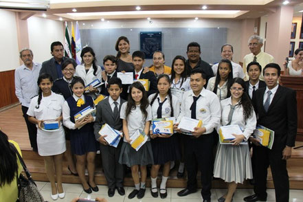 Estudiantes de bachillerato que ganaron premios en un concurso municipal de oratoria organizado por las fiestas de octubre. Manta, Ecuador.