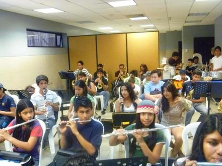 Estudiantes de la Escuela de Música de la Universidad Laica Eloy Alfaro de Manabí. Manta, Ecuador.