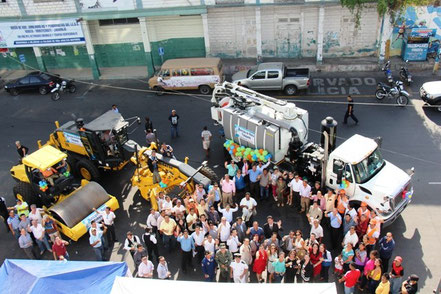 La Administración municipal mostró al público parte de su nuevo equipo caminero y un camión hidrosuccionador de la EPAM. Manta, Ecuador.