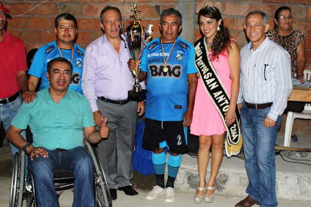 Representantes de los equipos de indorfútbol que ganaron el campeonato Copa Deyton Alcívar 2014, con el alcalde y la reina del lugar. San Antonio, Chone - Ecuador.