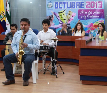 Acto de presentación del programa "Octubre, Mes del Arte y la Cultura" del Municipio de Manta, Ecuador.