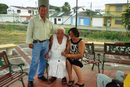 Una madre senil, junto a su hijo compasivo, en un lugar de reposo. Guayaquil, Ecuador.
