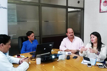 Reunión de fiscalización entre los legisladores Carlos Bergmann y Verónica Rodríguez, con Beatriz Santos que gerencia el Hospital Rodríguez Zambrano. Manta, Ecuador.