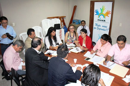 Representantes del GAD municipal, del Ministerio de Industrias y de la Universidad Eloy Alfaro, coordinando la creación de un Centro de Emprendimientos barriales. Manta, Ecuador.