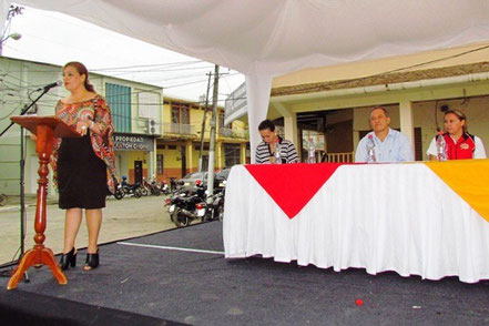 La señora Genny Macías de Alcívar, presidenta del Patronato municipal, presentando su informe anual a los mandantes. Le acompaña su esposo, el alcalde Deyton Alcívar. Chone, Ecuador.