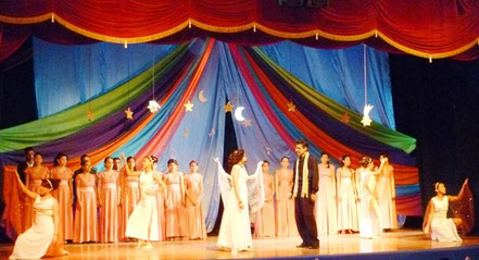 Elenco de la obra musical de teatro Haciendo un Musical, en la Sala de Conciertos de la ULEAM de Manta, Ecuador.