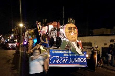 Carro alegórico de la murga universitaria realizada el 11 de noviembre en las calles céntricas de la ciudad. Manta, Ecuador.