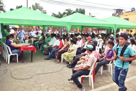 Moradores de La Manga del Cura escuchan al legislador manabita Carlos Bergmann Reyna. El Paraíso la 14, Ecuador.