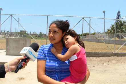 María Villarreal Mera, moradora del Barrio Altamira de Manta (Ecuador), con su hijita en brazos.