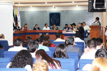 Concejo municipal durante la sesión que autorizó al alcalde a obtener crédito del Banco del Estado para obras de emergencia. Manta, Ecuador.