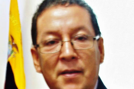 Ignacio Ávalos Macías, relacionista público de la Uleam, distinguido con el premio Aplauso 2014 de la Fundación Pacífico. Manta, Ecuador.